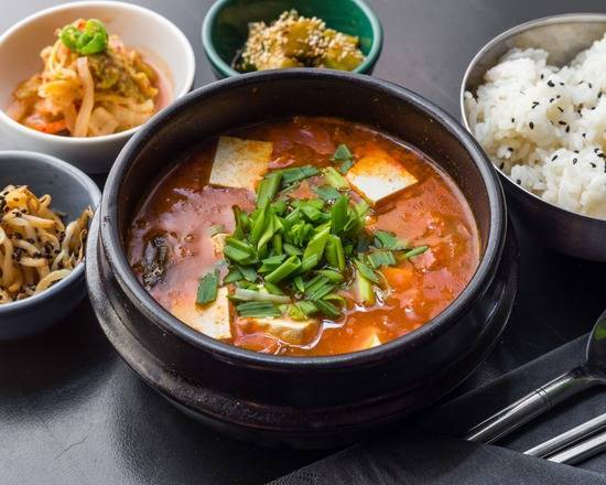 Kimchijjigae, Ryż i Zestaw Banchan