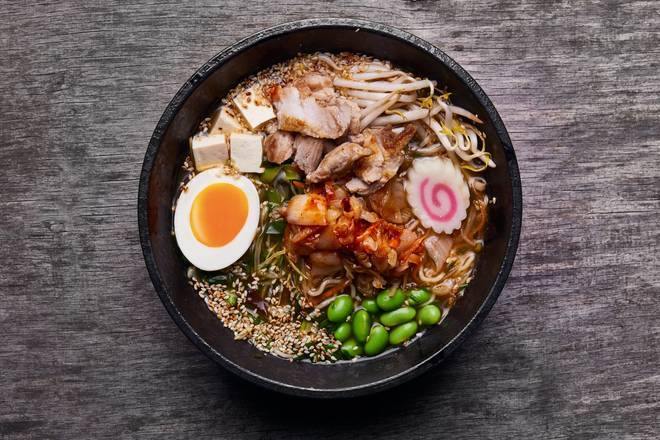 RAMEN KIMCHI Z WIEPRZOWINĄ
