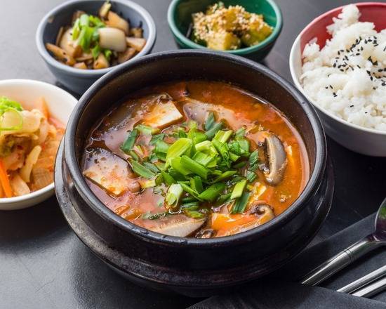 Wege Kimchijjigae, Ryż i Zestaw Banchan