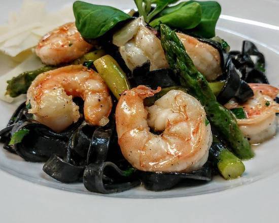 Czarne Fettuccine z Krewetkami