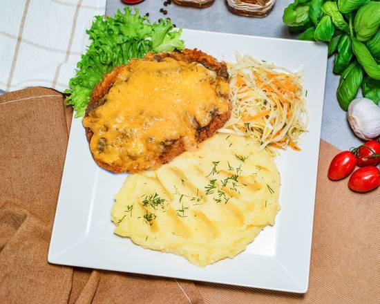 Kotlet Schabowy Zapiekany z Pieczarkami i Serem