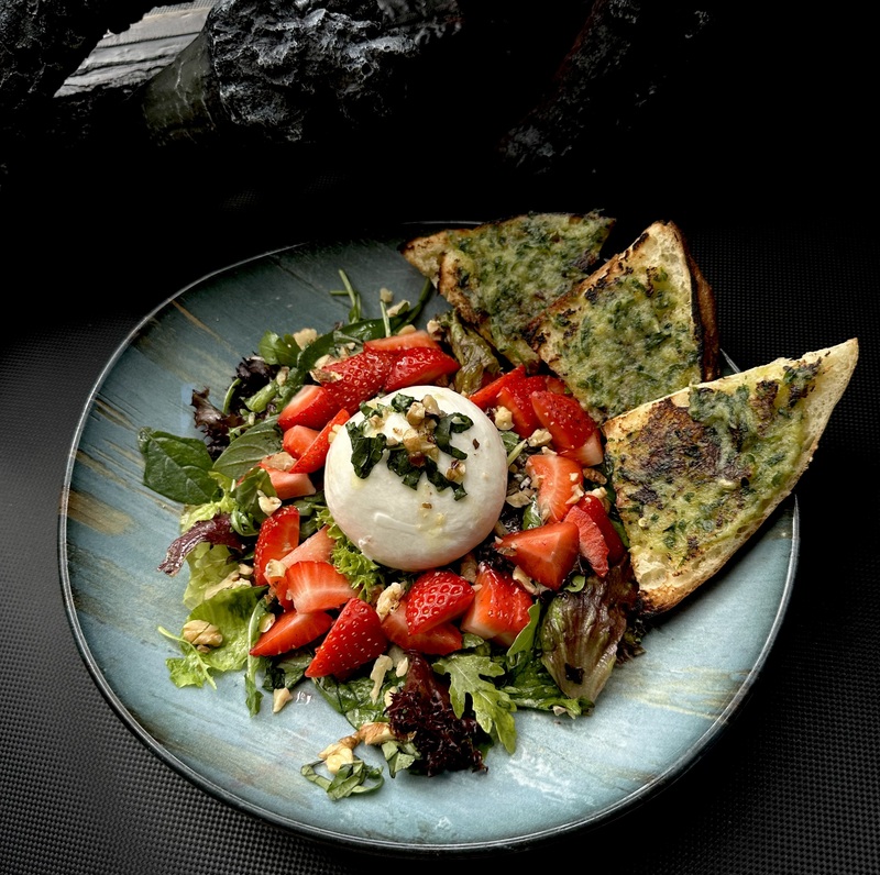 Çilekli Burrata Salatası